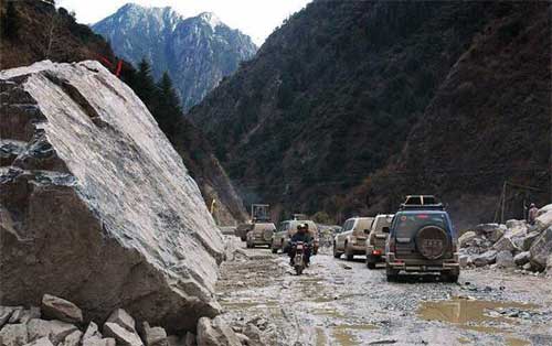 川藏線積美妙的風景與崎嶇的道路于一身