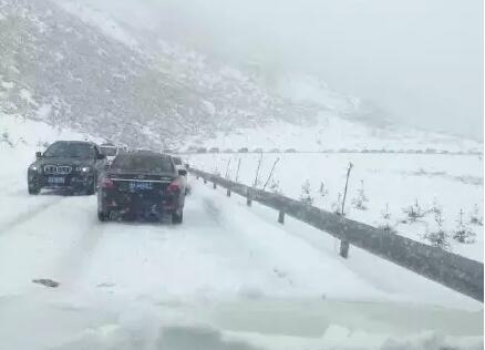川藏線遭遇強降暴雪 部分路段及景區已封閉