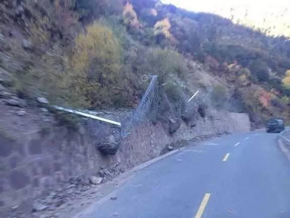 川藏線路況提示：海通溝交通管制 2小時放行一次