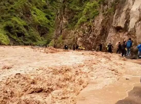 二郎山已通車|巴塘-芒康斷道繞行方案|覺巴村附近路段再次發生大面積塌方，道路中斷