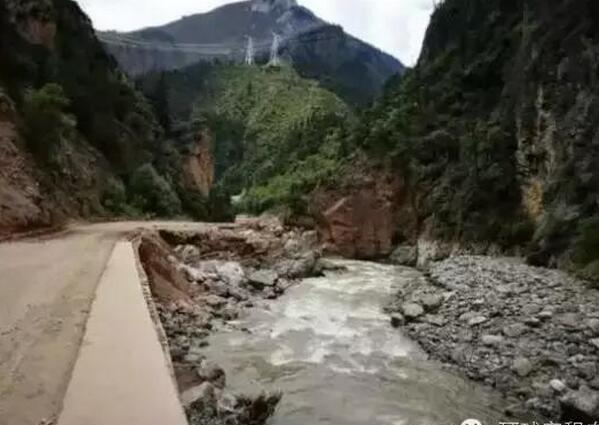 芒康-巴塘新路面新路況，可不好走