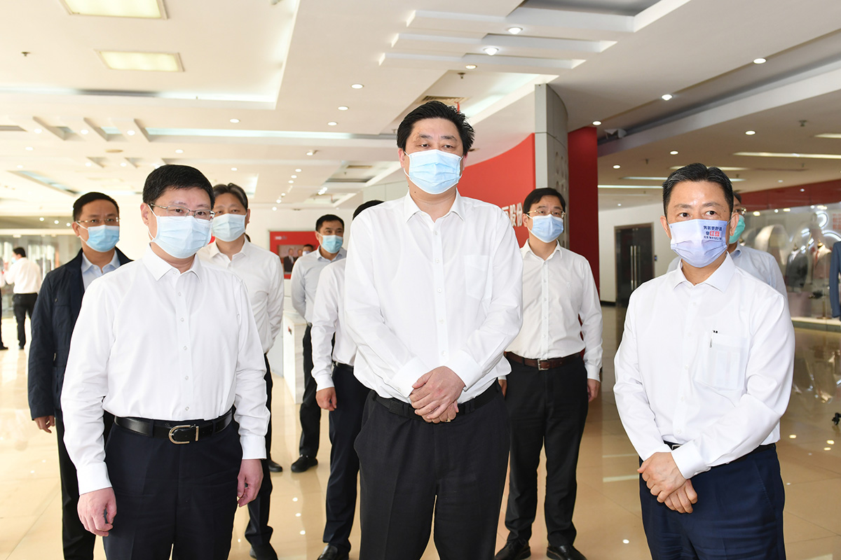 4月12日，無錫市市長趙建軍帶隊深入紅豆集團，專題調研疫情防控和復工復產(chǎn)工作。