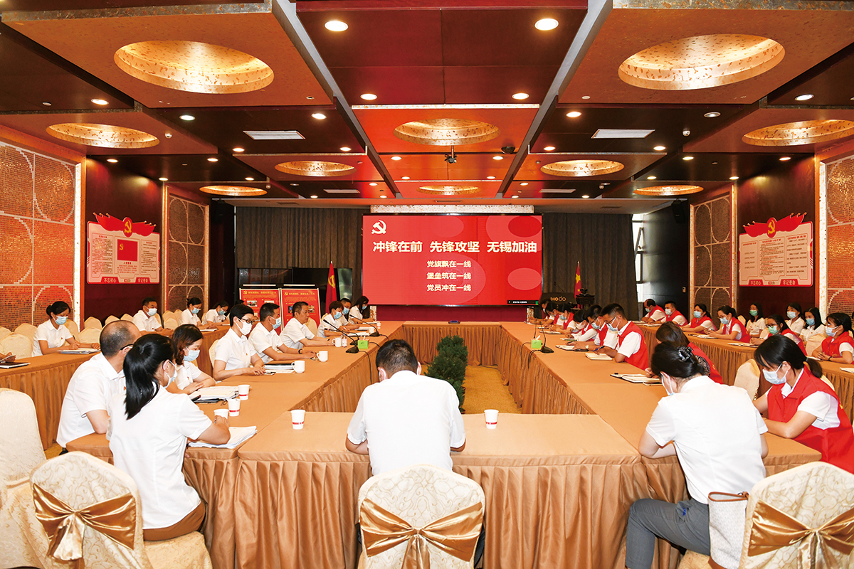 7月4日，紅豆集團黨委第一時間發(fā)出緊急通知，管控區(qū)內黨員、干部、員工積極響應，就地轉為志愿者，切實發(fā)揮紅豆黨員先鋒模范作用，沖在抗疫一線。